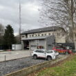 Exteriors del parc de Bombers de la Seu d’Urgell amb l’edifici al fons