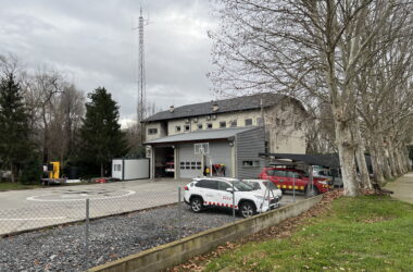 Exteriors del parc de Bombers de la Seu d’Urgell amb l’edifici al fons