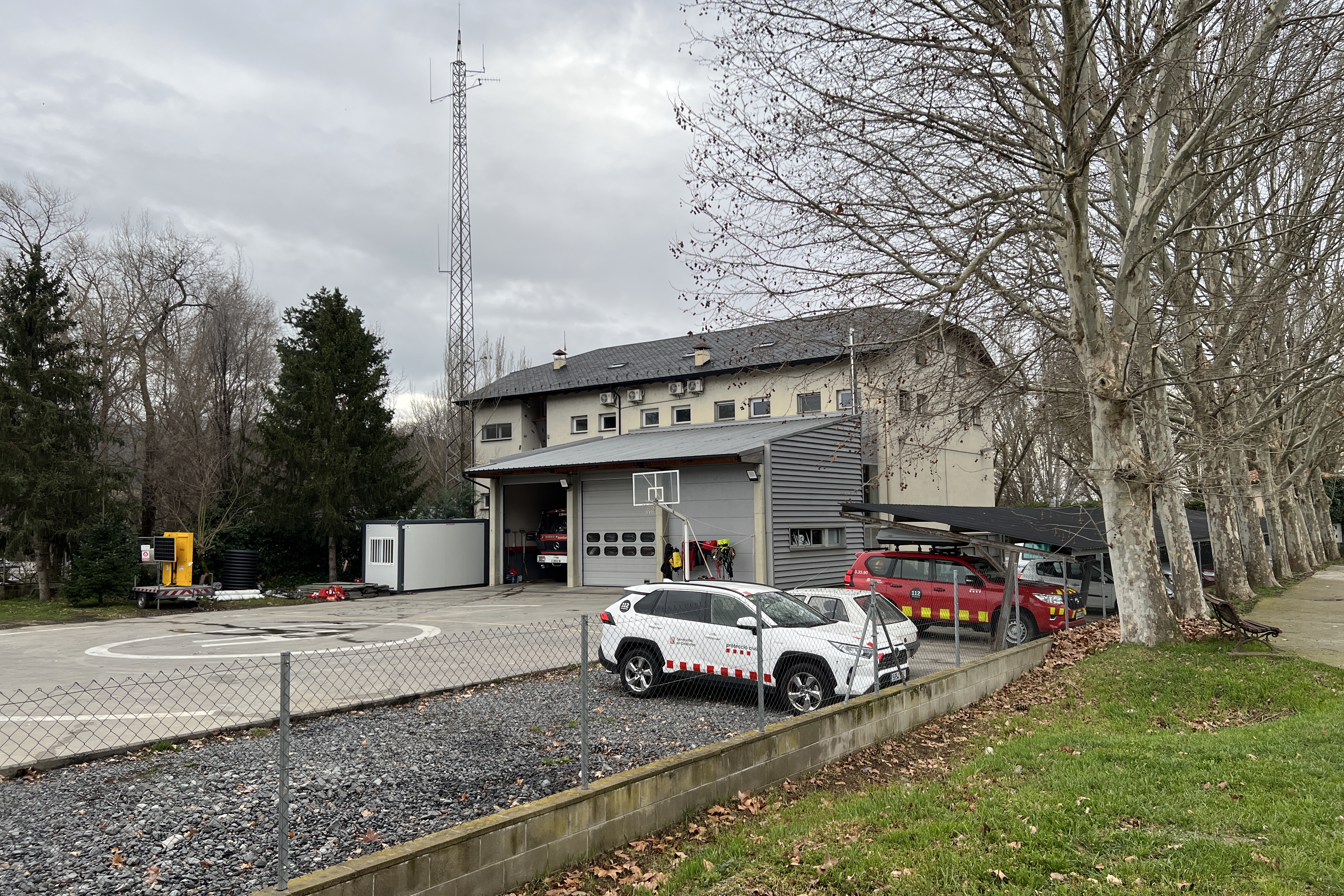 Exteriors del parc de Bombers de la Seu d’Urgell amb l’edifici al fons